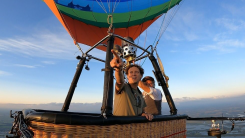 Jochem Myjer maakt tv-show vanuit luchtballon voor NPO 1