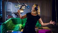 Evi Hansen maakt radioprogramma voor Joe