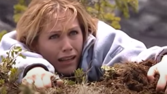 GTST Klassiekers: Bowien bungelt letterlijk boven een cliff(hanger)