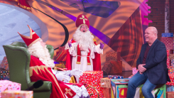 Vanavond op tv: Paul de Leeuw viert coronaproof pakjesavond met Sinterklaas