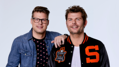 Coen en Sander trekken het land door met eigen EK tourbus