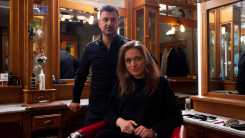 Özcan Akyol in gesprek met vluchtelingen in nieuwe serie