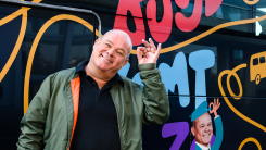 Vanavond op tv: Paul de Leeuw trekt het land door voor nieuw seizoen Busje komt zo!