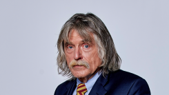 Johan Derksen vindt B&B Vol Liefde gênante tv: ‘Radeloos als je meedoet’