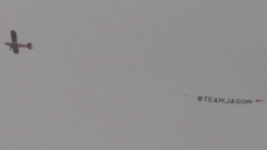 Fans Jason laten vliegtuig over Big Brother-huis vliegen