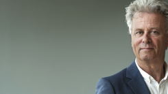 VPRO-directeur legt functie per direct neer