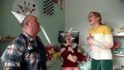 Vanavond op tv: Paul de Leeuw volgt tieners met een levensbedreigende ziekte