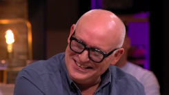 VI Klassiekers: Directeurtje ontvangt woedend appje van René