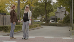 Estelle Cruijf en Miljuschka Witzenhausen in nieuw seizoen Vier Handen Op Eén Buik