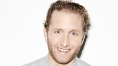 Peter Pannekoek breekt eigen kijkcijferrecord met oudejaarsconference