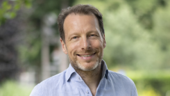 Vanavond op tv: Tania Kross blikt terug op haar schooltijd in De Reünie