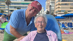Paul de Leeuw reist met mensen met dementie naar Benidorm
