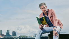 Erik Dijkstra gaat op zoek naar het verhaal achter spraakmakende boeken