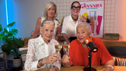 Grannies van Amsterdam verrassen met opbrengst van naaktkalender