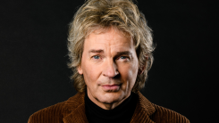 Matthijs van Nieuwkerk presenteert tv-programma The Golden Elevators