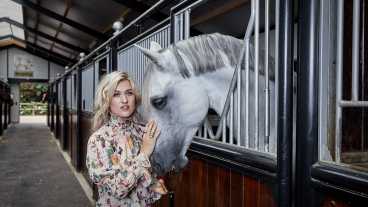 Britt Dekker leeft voor tv-programma drie maanden in bejaardenhuis