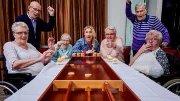 Britt Dekker duikt het bejaardenhuis in voor nieuw tv-programma