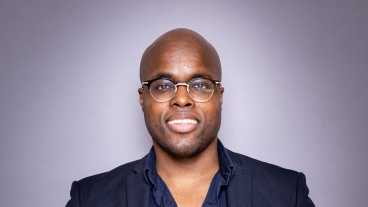 Jandino Asporaat haalt ruim 1 miljoen op met Samen één Koninkrijk