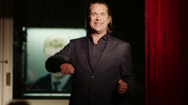 Hans Teeuwen brengt corona-conference bij PowNed