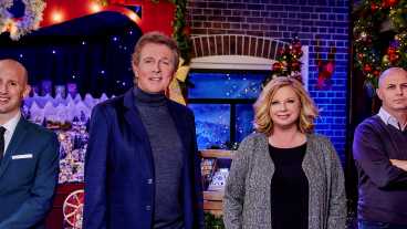 Vanavond op tv: Loretta Schrijver beoordeeld kersthuisjes in kerstshow