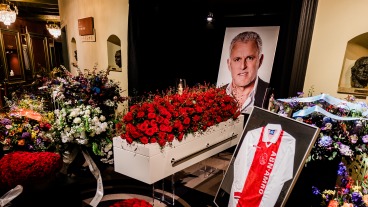 Duizenden mensen brengen laatste groet aan Peter R. de Vries in Carré