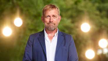 Vanavond op tv: Harm Edens test kennis over 70 jaar televisie in nieuwe quiz