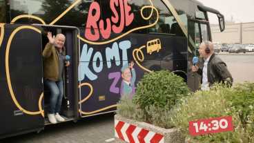 Vanavond op tv: Paul de Leeuw toert door Nederland in Busje Komt Zo