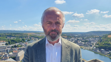 Vanavond op tv: Huub Stapel reist langs de rivier de Maas