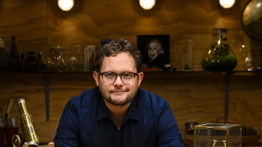 Vanavond op tv: Diederik Jekel herhaalt experimenten uit wetenschappelijke geschiedenis 