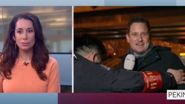 Chinese beveiliger trekt NOS-correspondent live uit beeld