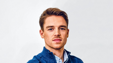 Koen Weijland presenteert voetbal bij Viaplay