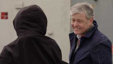 Dader en slachtoffer met elkaar in gesprek in MAX-serie
