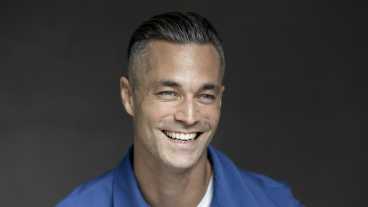 Jan Kooijman presenteert nieuw seizoen van Hij, zij, hen over transgenderpersonen