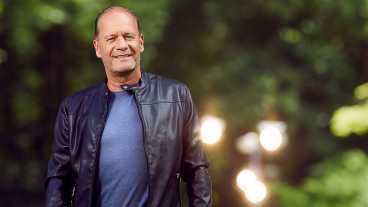 Ron Boszhard en Kim-Lian van der Meij in spelshow Waku Waku