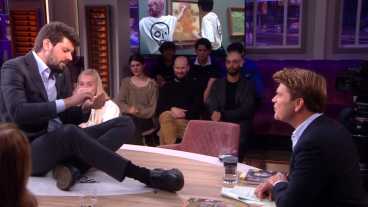 Klimaatactivist lijmt zichzelf vast aan talkshowtafel