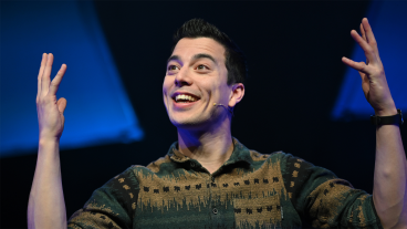 Vanavond op tv: Andries Tunru toont persoonlijke kant in cabaretvoorstelling Marmer