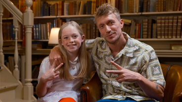 Joshua Nolet en Vajèn van den Bosch te zien in De Mensenbieb