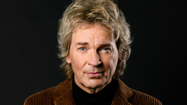 Matthijs van Nieuwkerk presenteert tv-programma The Golden Elevators