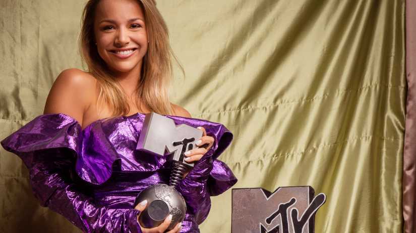 Emma Heesters wint MTV EMA Best Dutch Act 2020