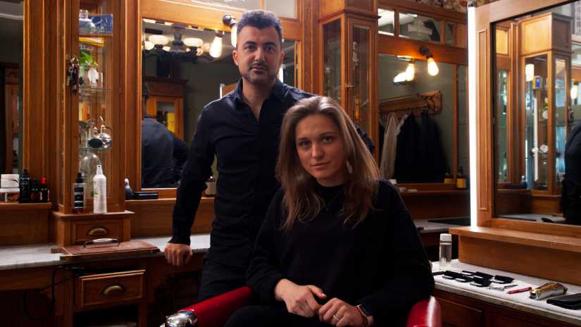 Özcan Akyol in gesprek met vluchtelingen in nieuwe serie