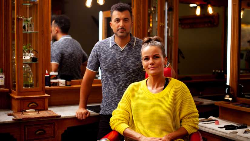 Angela Schijf en Angela Groothuizen in De Geknipte Gast