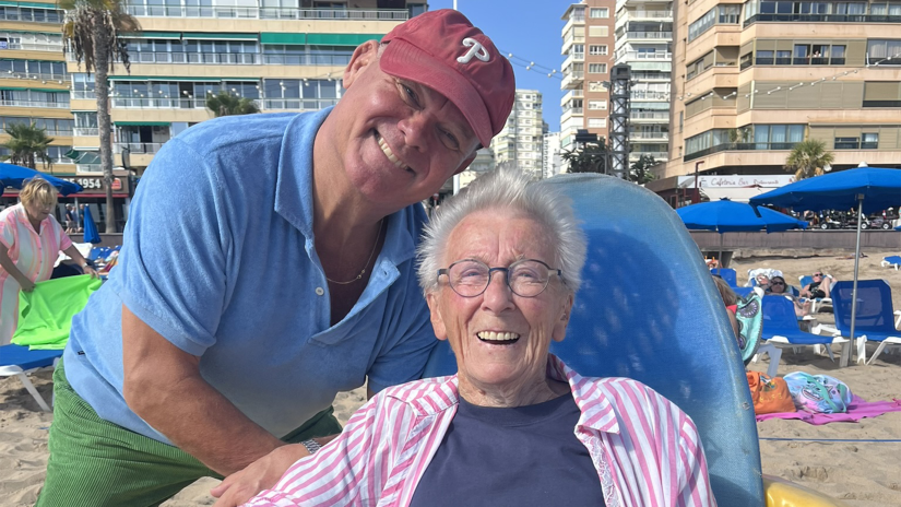 Paul de Leeuw reist met mensen met dementie naar Benidorm