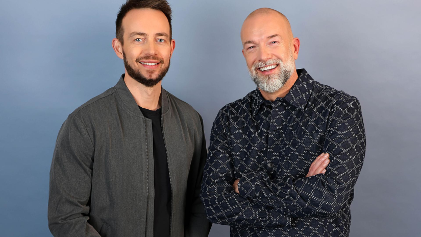 Henry Schut en Jeroen Kijk in de Vegte verzorgen Nederlands commentaar bij Eurovisie Songfestival