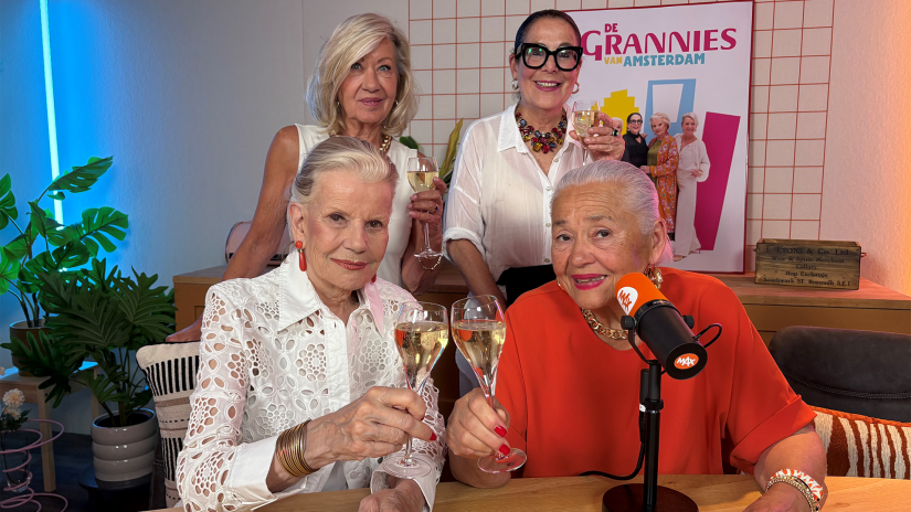 Grannies van Amsterdam verrassen met opbrengst van naaktkalender